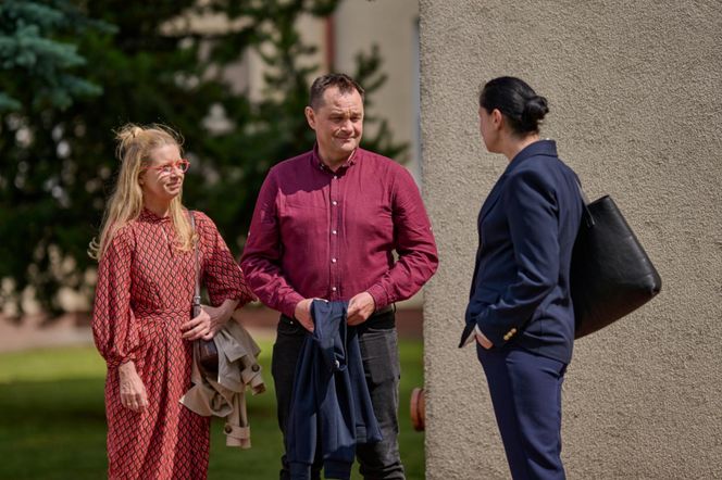 Na Wspólnej odc 4089. Renata (Marta Jankowska), Sławek (Mariusz Słupiński), urzędniczka (Katarzyna Dworak)