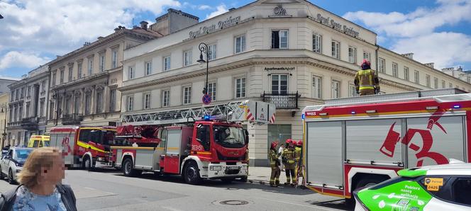 Malutkie dziecko chodziło po parapecie na drugim piętrze kamienicy. Wstrząsające sceny w Warszawie