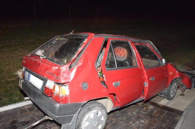 Dachowanie na autostradzie A4. Groźny wypadek w rejonie Rzezawy [ZDJĘCIA]