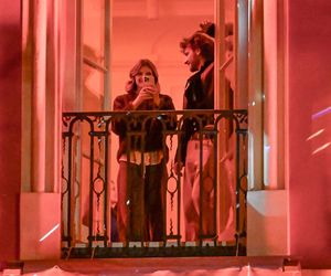 Maciej Musiał całował ukochaną na balkonie