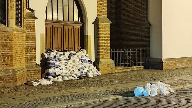 Walka o wrocławskie osiedla nad Odrą i Oławą. Mieszkańcy do późnych godzin nocnych ratowali dobytek