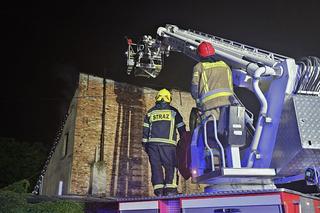 Ogień wydobywał się z budynku. Paliła się kamienica na ul. Pułaskiego w Grudziądzu 