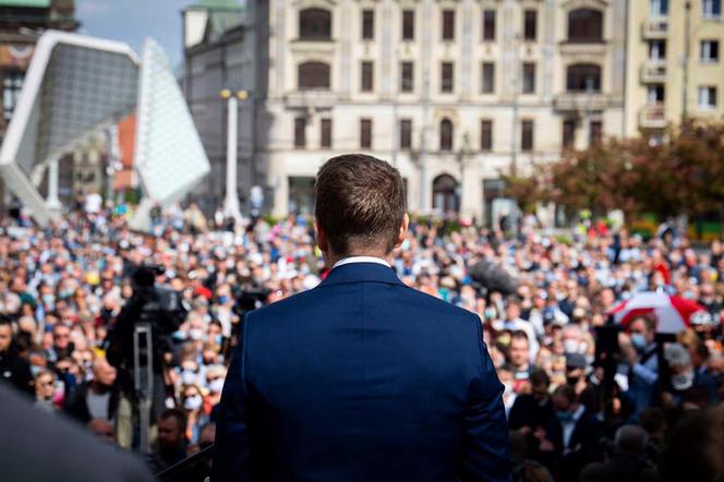 Tłumy na placu Wolności mimo pandemii! Na spotkaniu z prezydentem Warszawy złamano prawo?