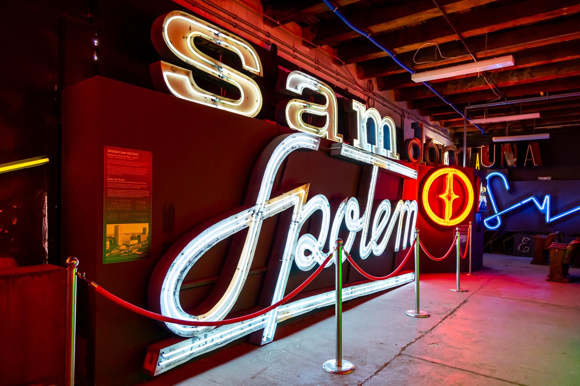 Neony z Muzeum Neonów w Warszawie