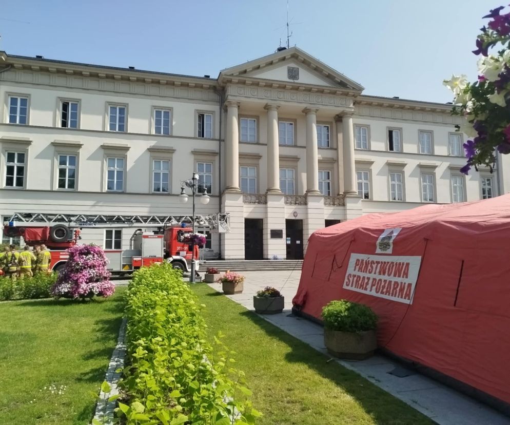 Ewakuacja urzędu miejskiego i uruchomiono syreny alarmowe.  Na placu Corazziego odbyły się ćwiczenia 