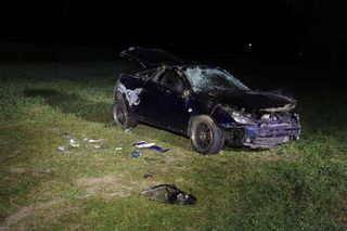 Próbował zapalić papierosa za kierownicą. Auto wylądowało w rowie