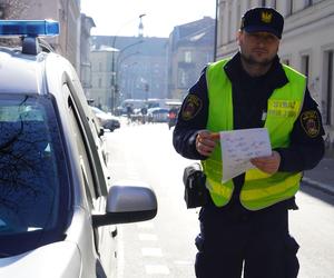 Mieszkaniec Krakowa zgłosił źle zaparkowany pojazd. Zażądał wezwania do złożenia wyjaśnień. Zdziwił się, że został ukarany