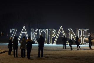 Zakopane zimą to nie tylko narty. Świąteczne iluminacje na Podhalu sprawiają, że miasto wygląda jak ze snu [ZDJĘCIA]