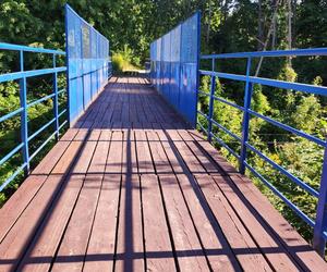 Tak wygląda wysłużona kładka nad torami w Tracku [ZDJĘCIA]