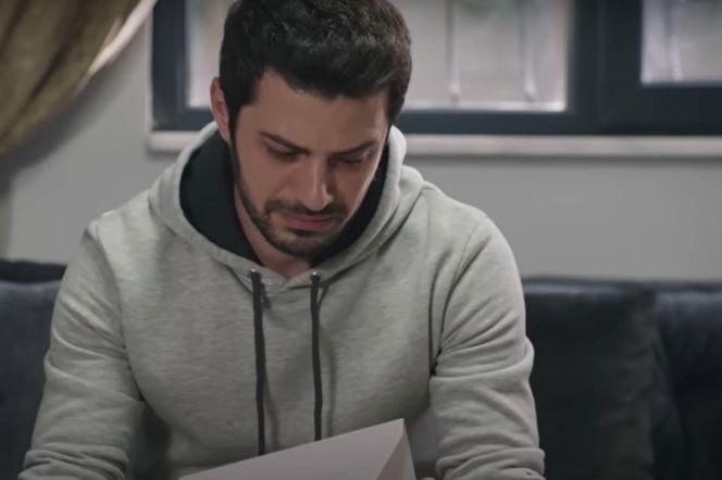 Kiedy Aziz zostanie sam, jego brat wróci. Wyciągnie broń i odda śmiertelny strzał! 