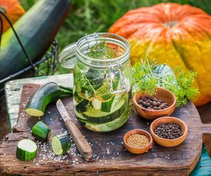 Zamiast do mięsa wsypuję do zalewy. Z tą przyprawą marynowana cukinia jest znakomita