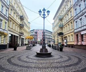 Deptak Bogusława i plac Zamenhofa udawały Paryż w musicalu Alicja