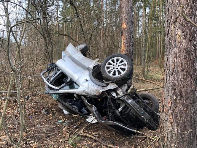 Fatalny wypadek pod Sulęciniem. Auto doszczętnie rozbite