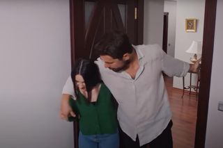 Bahar zaciągnie pijanego Kuzeya do łóżka.