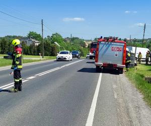 Wypadek na DK 42 w Parszowie. Auto wylądowało w rowie