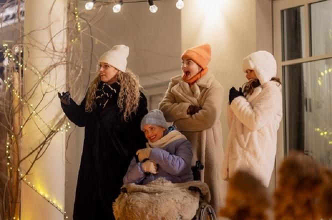 Przyjaciółki 23 sezon odc. 267. Anka (Magdalena Stużyńska), Inga (Małgorzata Socha), Patrycja (Joanna Liszowska), Dorotka (Agnieszka Sienkiewicz-Gauer)