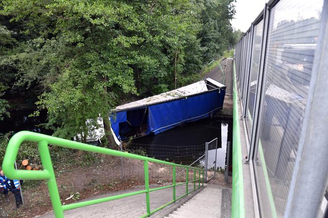 Autostrada A6 pod Szczecinem zamknięta. Wyciągają tira z rzeki [ZDJĘCIA]