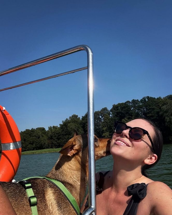 Ola Kwaśniewska chlapie się w jeziorze