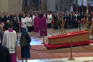 Przyjaciółka Franciszka wzbudza kontrowersje od 60 lat. Pojawiła się przy trumnie i złamano dla niej protokół