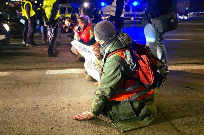 Aktywiści Ostatniego Pokolenia zablokowali Wisłostradę. Kierowcy nie wytrzymali