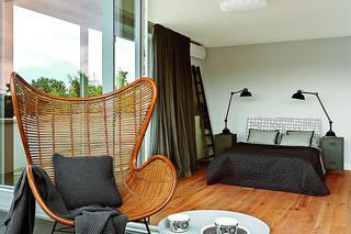 Minimalistyczny projekt sypialni z balkonem