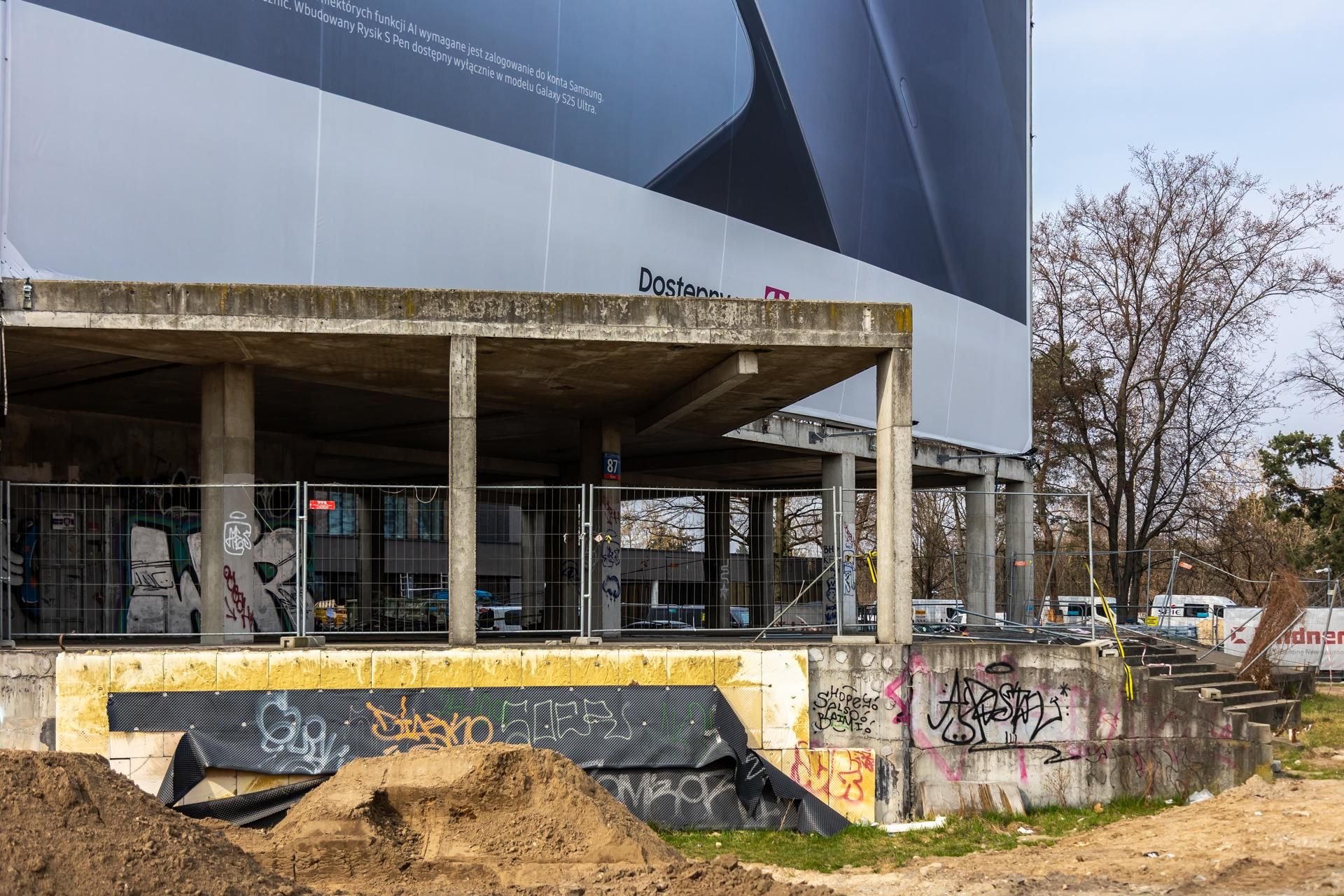 Szkieletor na rogu ulic Sobieskiego i Sikorskiego w Warszawie