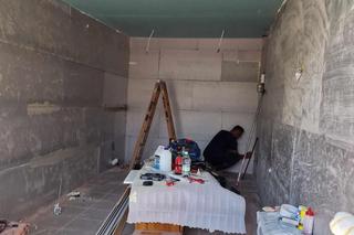 W tym garażu chce się zamieszkać! Pani Aneta zamieniła go w nowoczesną pracownię z projektorem