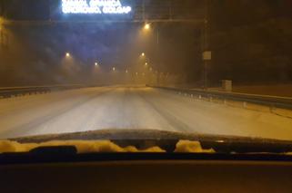 Trudne warunki na drogach Warmii i Mazur. Intensywne opady śniegu dają się we znaki kierowcom