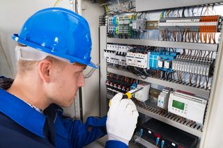 Zawód elektryk - kto może wykonywać? Czy elektryk jest zawodem deficytowym?