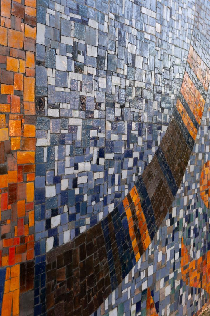 Wielkie czyszczenie mozaiki na Szpitalu Banacha - zdjęcia. Zniknęły bazgroły i chaszcze