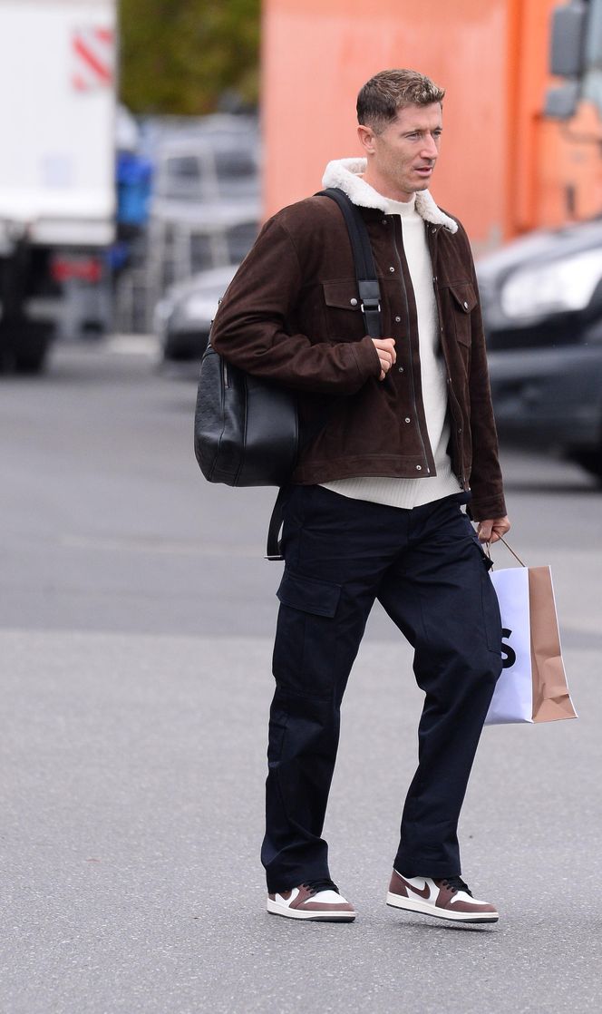 Robert Lewandowski ze szpanerką siatą wysiadł z samolotu