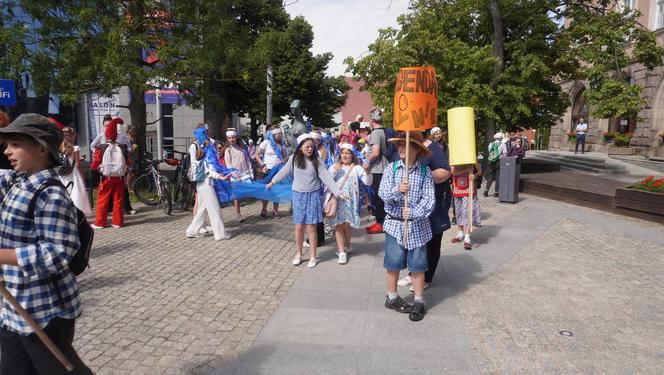  Dni Bajki 2024. W centrum Olsztyna zrobiło się bajkowo. Dzieci przejęły władzę nad miastem [ZDJĘCIA]