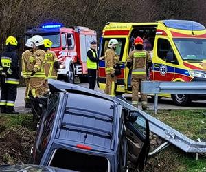 Totalna demolka pod Siedlcami. Osobówki staranowały bariery. Cztery osoby w szpitalu