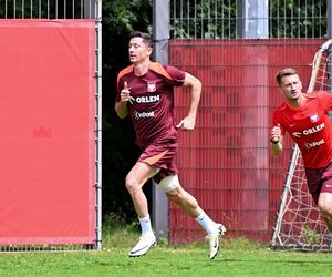 Lewandowski trenuje z bandażem na nodze