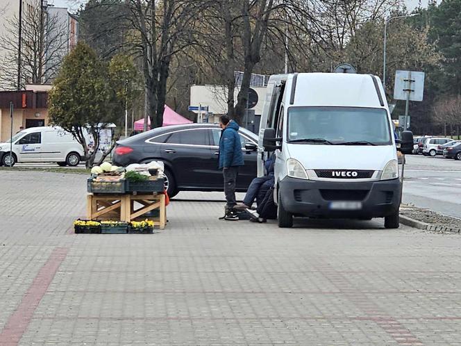 Pustki na targowisku w Nowej Dębie