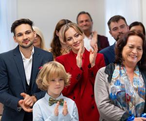 Barwy szczęścia odc. 2973: Aro (Martin Bogdan), Renata (Anna Mrozowska), Łukasz (Michał Rolnicki), Bogusia (Halina Bednarz), Grześ (Noah Culbreth)