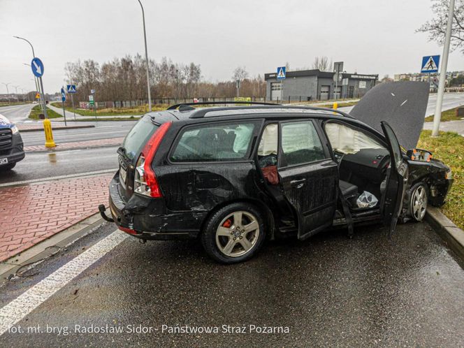 Ostrowiec Świętokrzyski. Dwa volvo roztrzaskane na skrzyżowaniu, są ranni