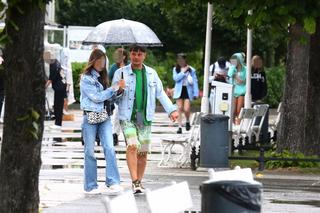 Gwiazdor z programu Królowe życia z młodziutką partnerką w Sopocie