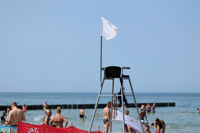 Biała flaga na plaży - co oznacza?