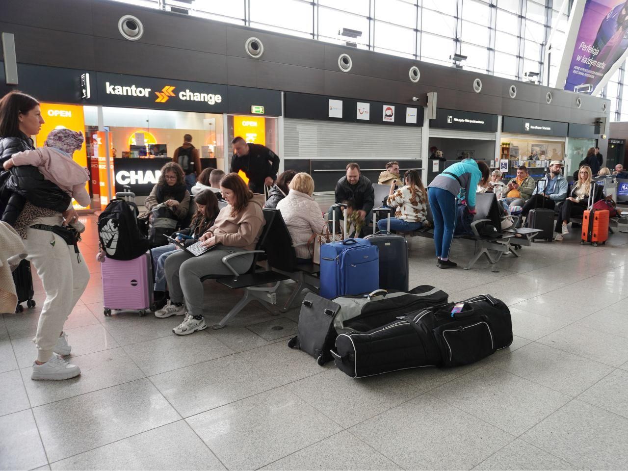 Dramat, Polak utknął na lotnisku na pustyni! „Szarża nie funkcjonuje”