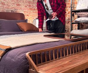 Maciej Zakościelny głaszcze kołdrę po rozwodzie