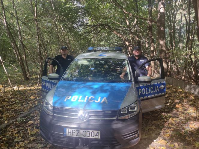 89-latek konał pod drzewem. Policjanci nieśli go dwa kilometry przez las
