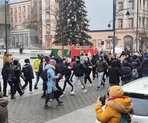 Polonez dla Łodzi. Setki łodzian we wspólnym tańcu [ZDJĘCIA]