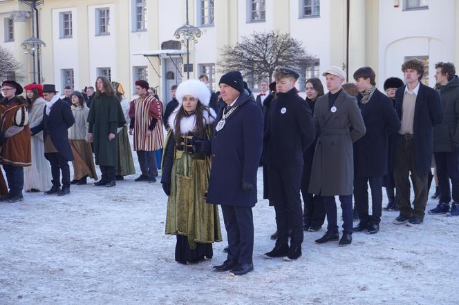 Studniówka miejska w Białymstoku. Prezydent wraz z maturzystami zatańczyli poloneza