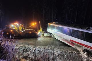 Samochód uderzył w autobus, 29-latek nie żyje