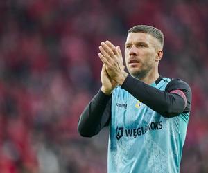 Lukas Podolski wbił potężną szpilkę. Nie hamował się względem rywala, uderzył z całej siły!