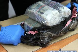 Napad jak z amerykańskich filmów. Zrabowali konwojenta, 700 tysięcy zł ukryli w ścianie