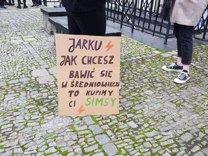 Idą lwice na ulice. Mieszkańcy Leszna znów protestują