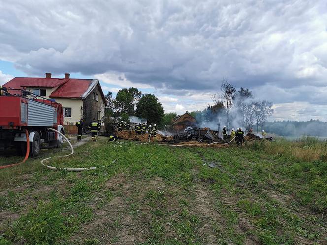 Sielec. 7-latek zaprószył ogień i zniknął w kłębach dymu! Spalone gospodarstwo!