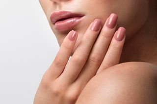 Najpiękniejszy manicure na jesień 2023. Lakier do paznokci o tym odcieniu będzie hitem. Wygląda bardzo elegancko nawet na krótkich paznokciach 